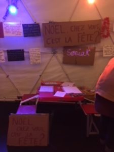La table rouge pliante, qui nous suivra partout !